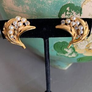 Beautiful Pearl and Rhinestone Earrings in Gold wash, Vintage